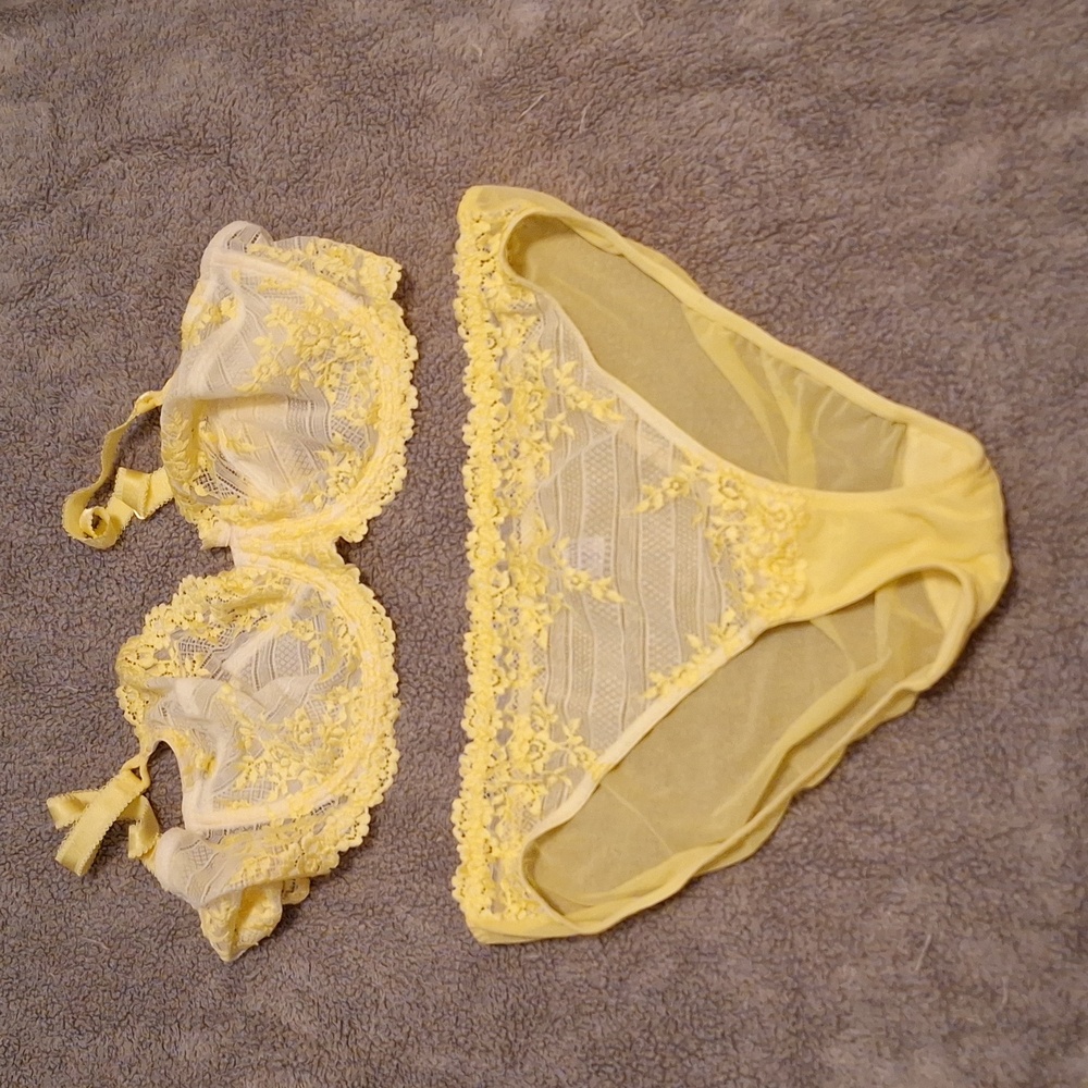 Wacoal Pale Yellow Bra and Panty set. 38C and XL panty
